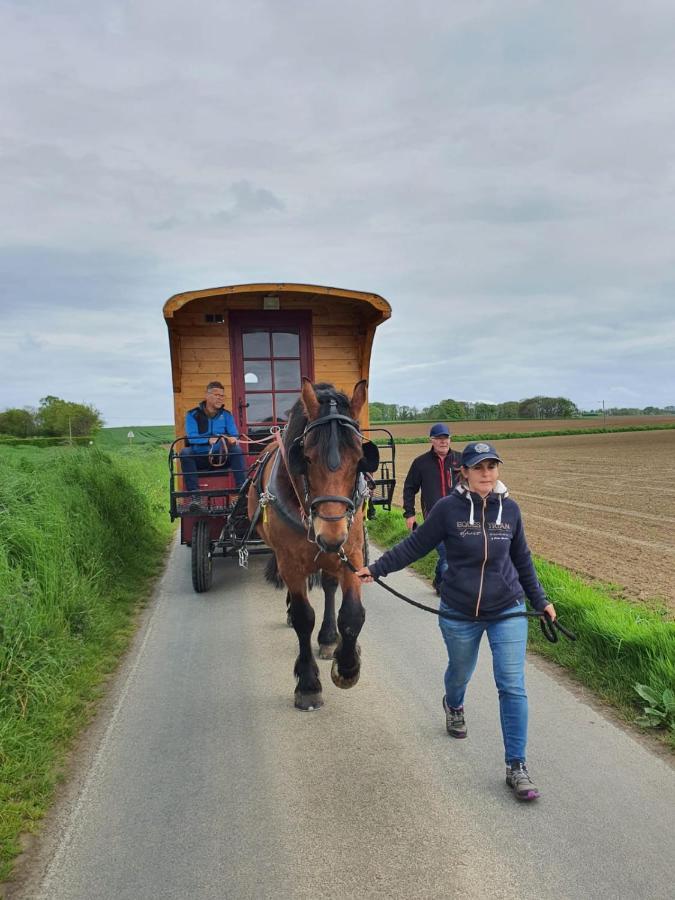 Veritable Roulotte Hippomobile "La Bailleul" Mentheville Esterno foto