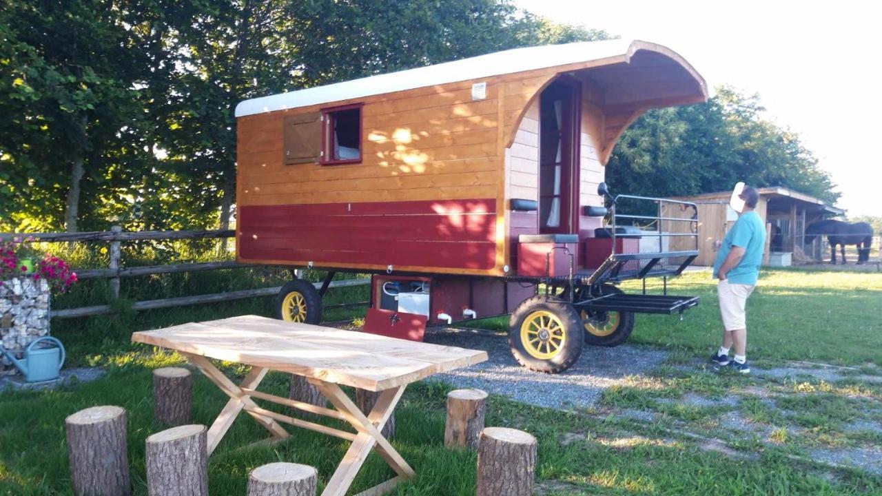 Veritable Roulotte Hippomobile "La Bailleul" Mentheville Esterno foto